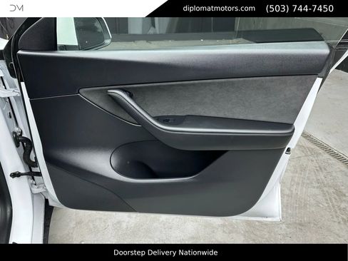 Used 2022 Tesla Model Y Performance image 23