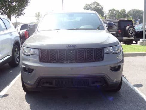Used 2019 Jeep Grand Cherokee Laredo RWD image 2