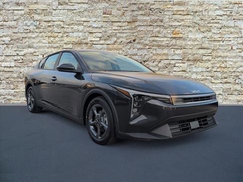 New 2025 Kia K4 LXS image 1