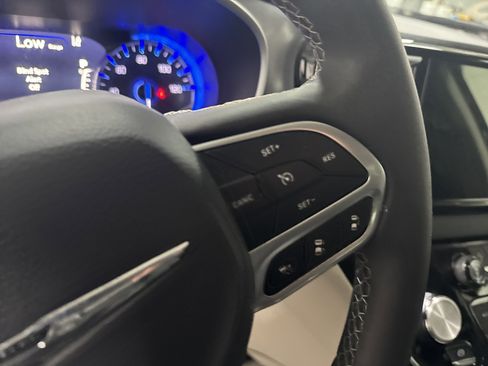 Used 2023 Chrysler Pacifica Touring-L FWD image 21
