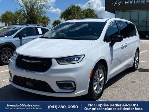 Used 2026 Chrysler Pacifica Limited FWD image 12
