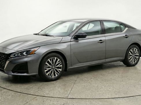 Used 2025 Nissan Altima 2.5 SV image 3