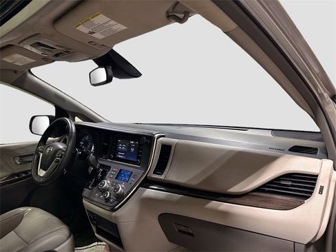 Used 2018 Toyota Sienna XLE image 30