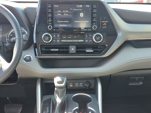 Used 2022 Toyota Highlander LE image 22