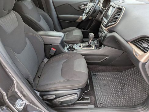 Used 2017 Jeep Cherokee Latitude w/ Comfort/Convenience Group image 28