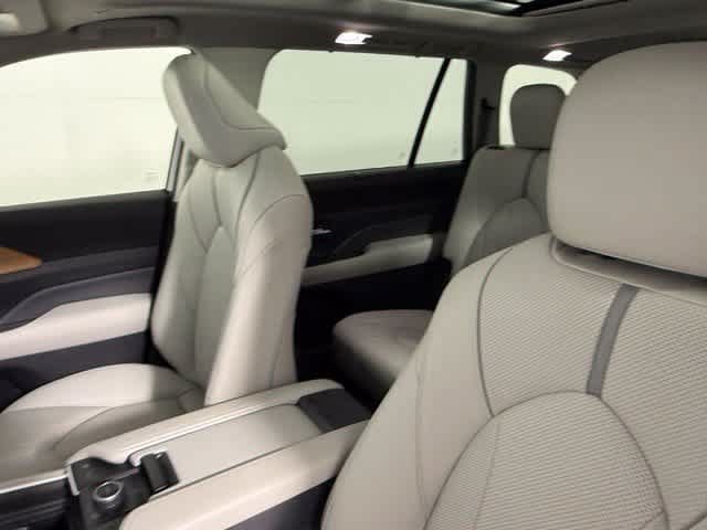 Used 2026 Toyota Grand Highlander AWD image 32