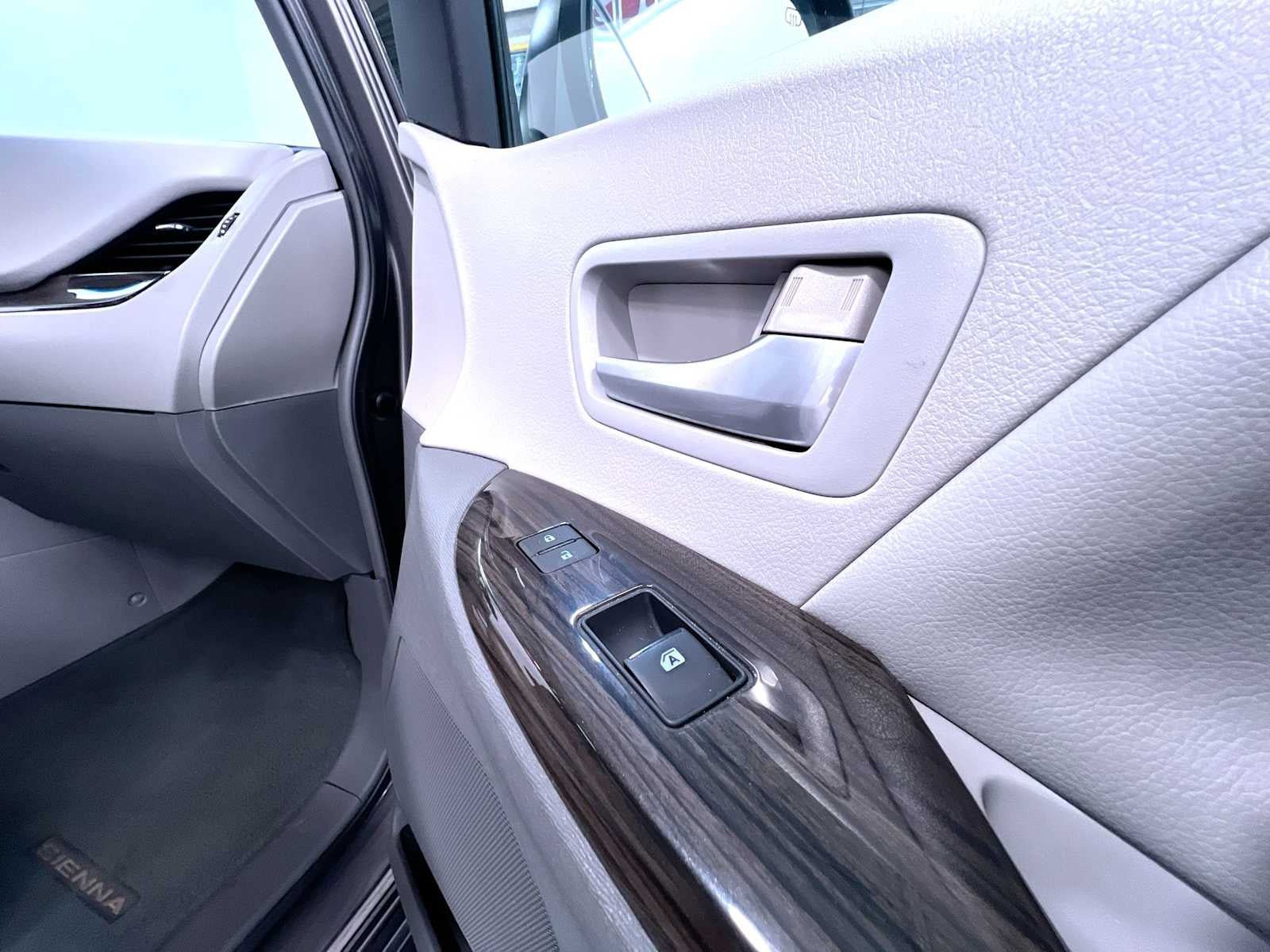 Used 2015 Toyota Sienna XLE FWD image 37