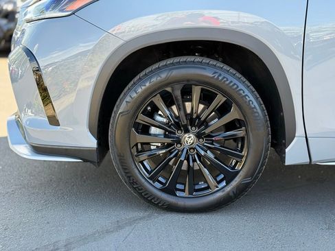 Certified 2025 Toyota Highlander XSE image 9