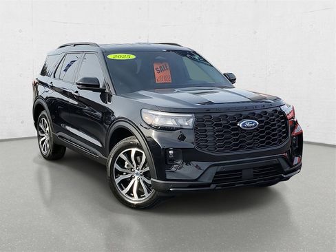Used 2025 Ford Explorer ST-Line image 2