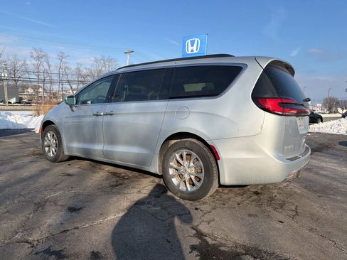 Used 2022 Chrysler Pacifica Touring-L image 3