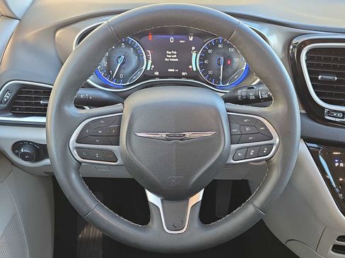 Certified 2024 Chrysler Pacifica Touring-L image 19