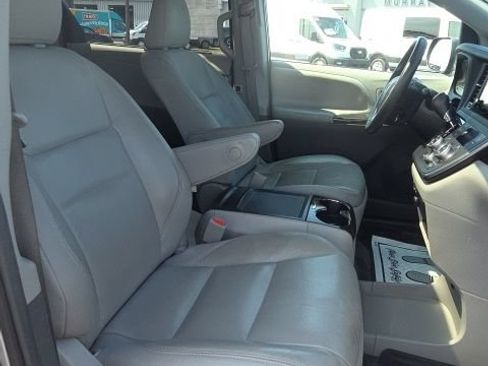 Used 2017 Toyota Sienna XLE w/ XLE Navigation Package FWD image 19