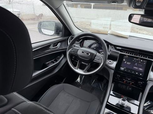 Used 2023 Jeep Grand Cherokee Laredo image 8