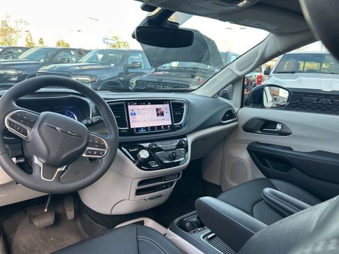 Used 2022 Chrysler Pacifica Touring-L image 32