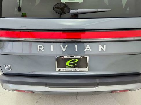 Used 2025 Rivian R1S Adventure image 11