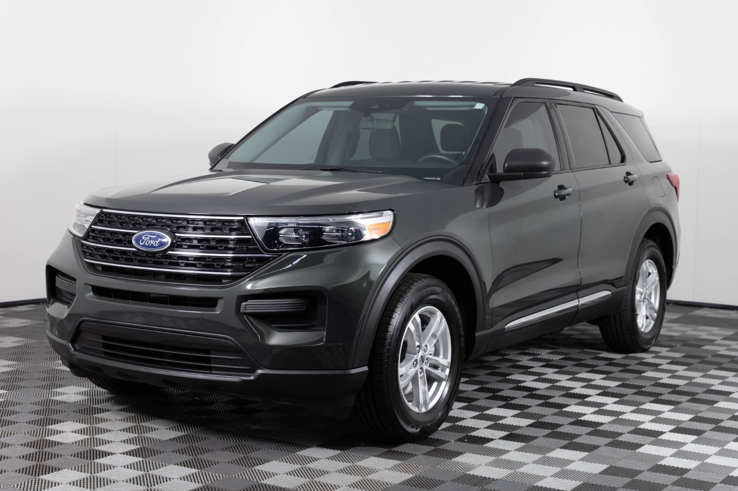 Used 2023 Ford Explorer XLT AWD/4WD image 2