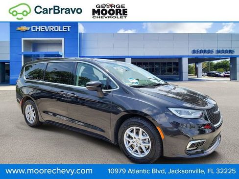 Used 2023 Chrysler Pacifica Touring-L FWD image 1