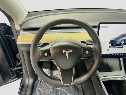 Used 2024 Tesla Model Y Long Range AWD/4WD image 10