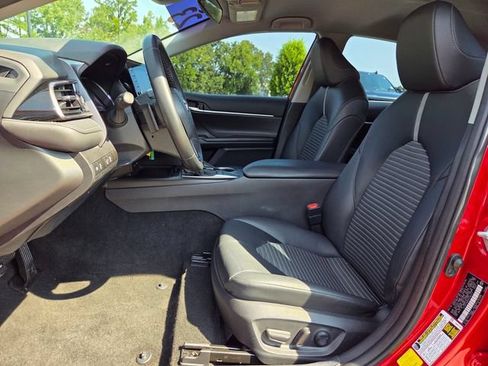 Used 2023 Toyota Camry SE FWD image 9