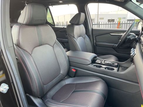 Used 2025 Honda Pilot Black Edition image 31