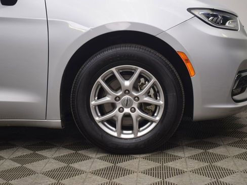 Used 2024 Chrysler Pacifica Touring-L image 29