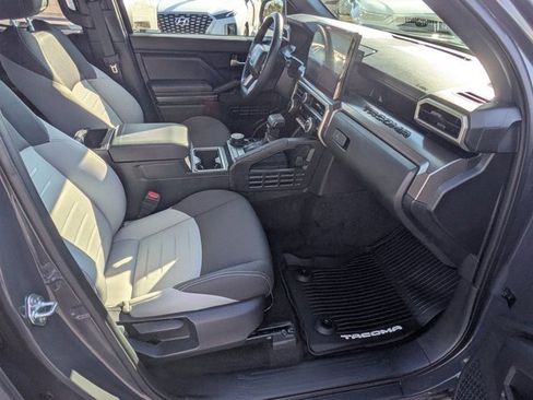 Used 2025 Toyota Tacoma TRD Sport image 5