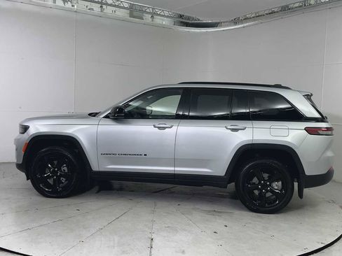 Used 2023 Jeep Grand Cherokee Altitude image 5