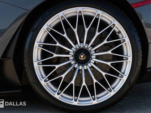 Used 2018 Lamborghini Aventador S image 11