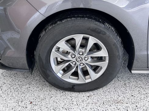 Used 2025 Toyota Sienna XLE image 17