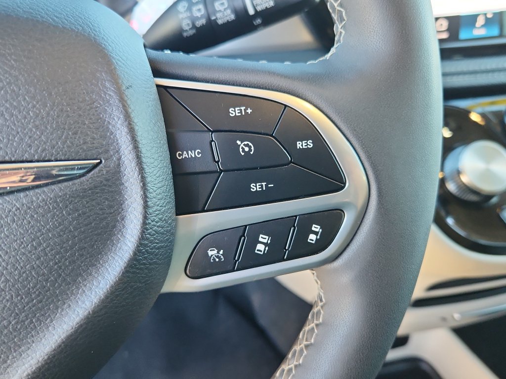 Used 2023 Chrysler Pacifica Touring-L FWD image 21