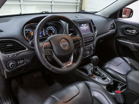 Used 2019 Jeep Cherokee Latitude Plus w/ Comfort/Convenience Group FWD image 2