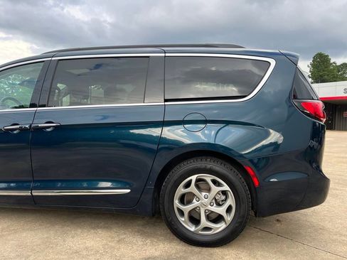 Used 2023 Chrysler Pacifica Limited image 32