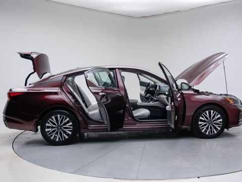 Used 2024 Nissan Altima 2.5 SV image 15