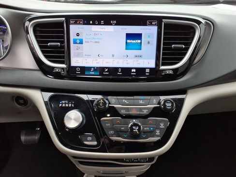 Used 2024 Chrysler Pacifica Touring-L image 10