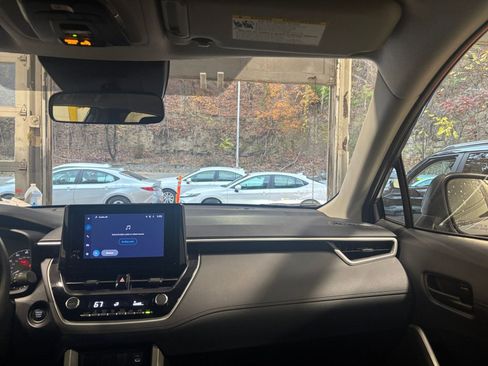 Used 2025 Toyota Corolla Cross LE image 34