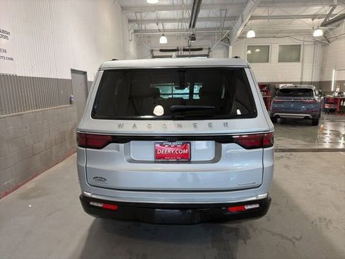 Used 2022 Jeep Wagoneer Series III w/ Premium Group I AWD/4WD image 4