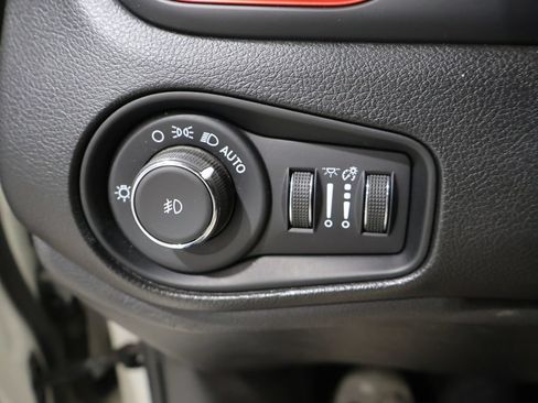 Used 2023 Jeep Renegade Trailhawk w/ Trailhawk Elite Group AWD/4WD image 30
