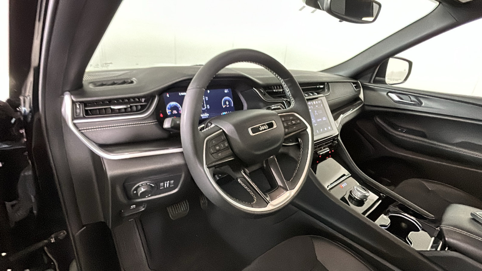 Used 2023 Jeep Grand Cherokee L Laredo AWD/4WD image 17