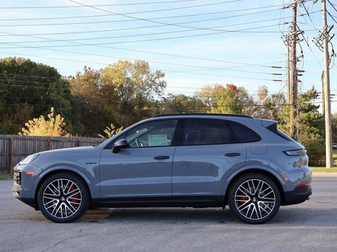 New 2026 Porsche Cayenne S image 2
