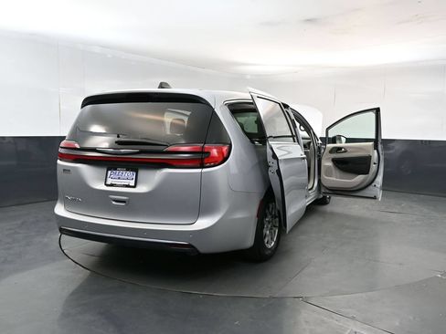 Used 2024 Chrysler Pacifica Touring-L FWD image 29