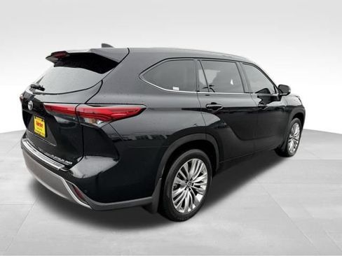 Used 2023 Toyota Highlander L image 10