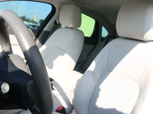 Used 2017 Jaguar XF Prestige image 19