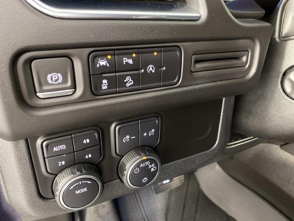 Used 2023 Chevrolet Suburban Premier AWD/4WD image 15