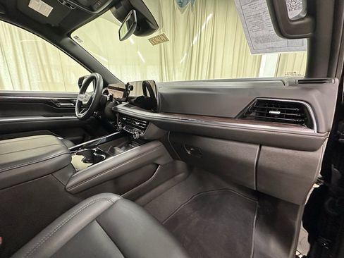 Used 2025 Chevrolet Suburban Z71 image 18