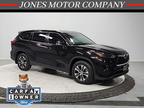 Used 2022 Toyota Highlander XLE image 1