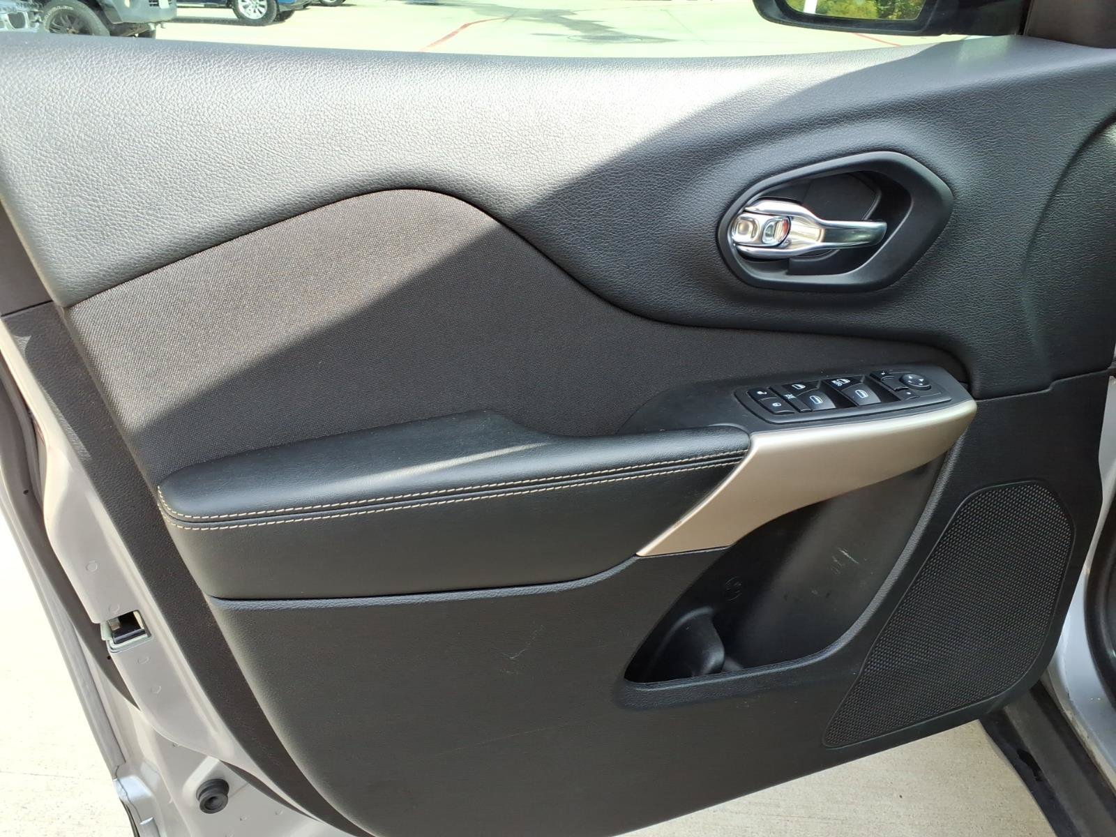 Used 2018 Jeep Cherokee Latitude w/ Altitude Package FWD image 15