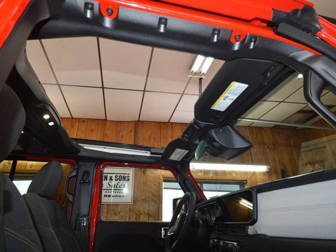 Used 2025 Jeep Wrangler Unlimited Sahara w/ Safety Group image 8