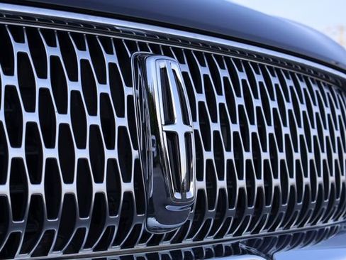 Used 2020 Lincoln Nautilus Reserve AWD/4WD image 11
