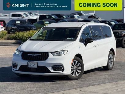 Used 2024 Chrysler Pacifica Select