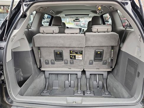 Used 2020 Toyota Sienna XLE image 30